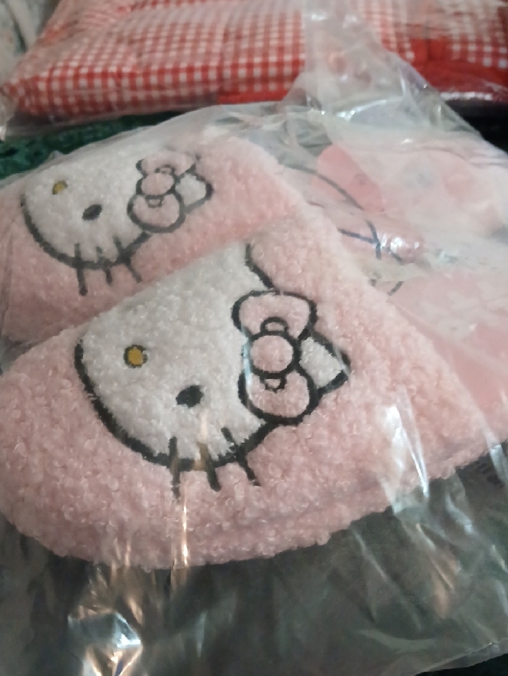 Hello Kitty Pink Fuzzy Slip-On Slippers NEVER WORN - Picture 6 of 6